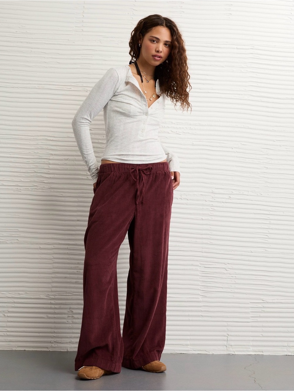 American Eagle Stretch Corduroy Low-Rise Baggy Wide-Leg Pant in Faded Raisin